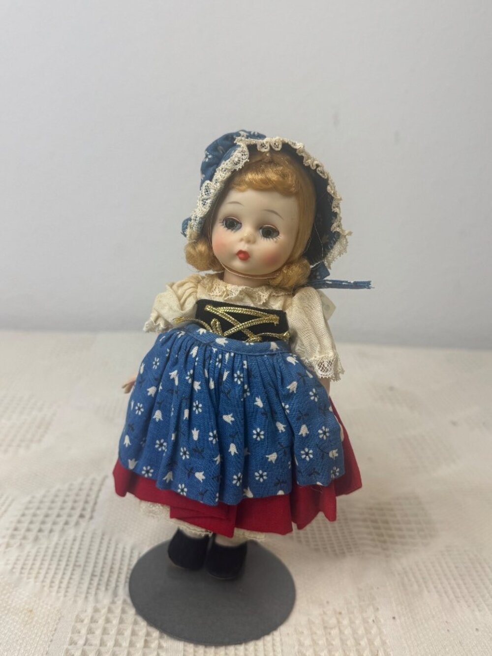 Madame Alexander Gretel Doll In Blue And Red Dress With Lace Bonnet Closing Eyes